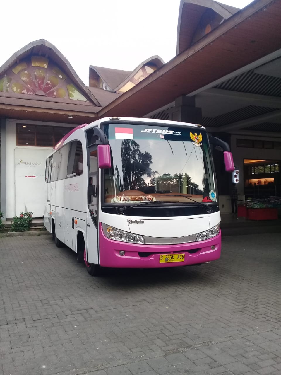 Harga Sewa Bus Pariwisata Terpercaya Di Jakarta 081290070828